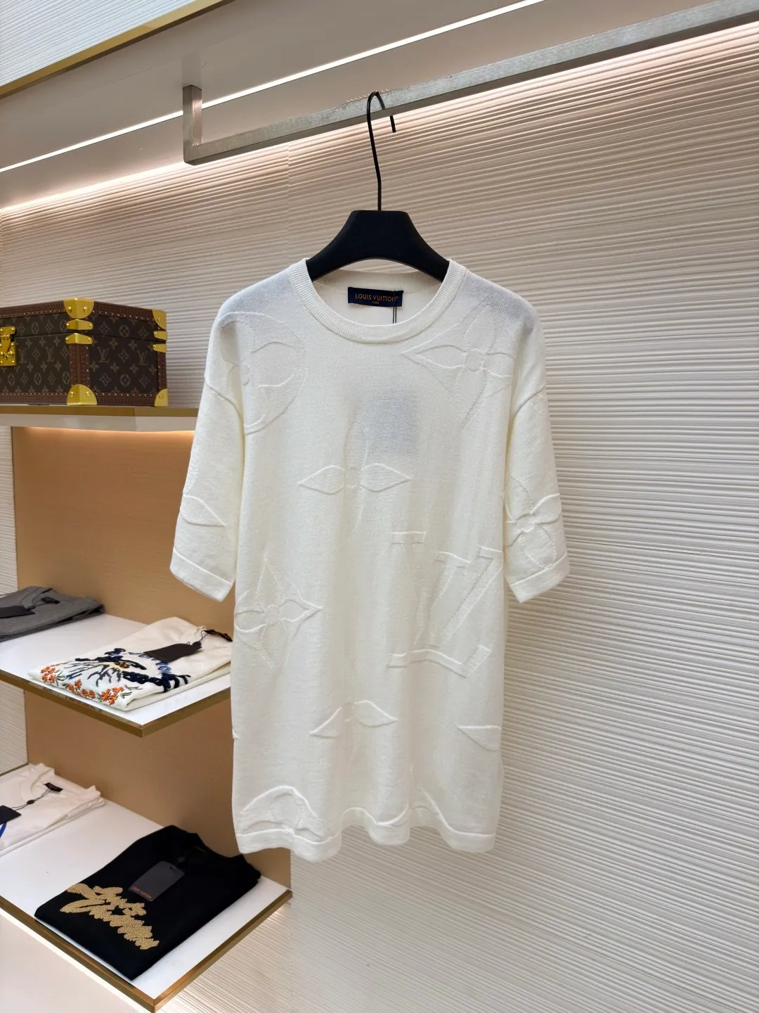 LOUIS VUITTON Four-leaf clover woolen short-sleeve ●Original version: 11000 purchased and developed ●Item number: 1681110-A55 ●Fabric: combed cotton fabric ●Technology: woolen fabric ●Version: fitted version ●Weight: about 240 grams ●Size: XS-S-M-L ●Description: The wool material is made of 40s double-ply 100% combed cotton yarn, and the machine uses 14 needles and 2 yarns to weave the piece. A single piece takes 160 minutes per piece, 20 minutes for plate sewing, manual quality inspection, and specific three-standard washing. The overall wiring is straight and delicate, the fabric is comfortable and soft, and the color is consistent without color difference. It can be matched with the same style to create a fashionable look and control various occasions. Customized accessories, complete with three standards, same style for men and women!
